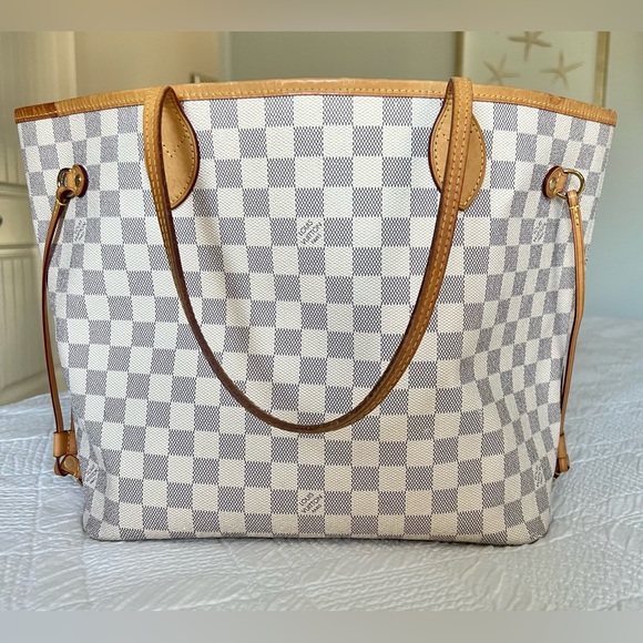 Authentic Louis Vuitton Neverfull MM and clutch - Picture 2 of 7